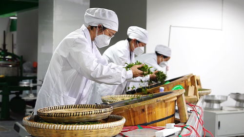 六盤水盤州市 小區內建起茶葉加工廠,搬遷群眾在家門口就業